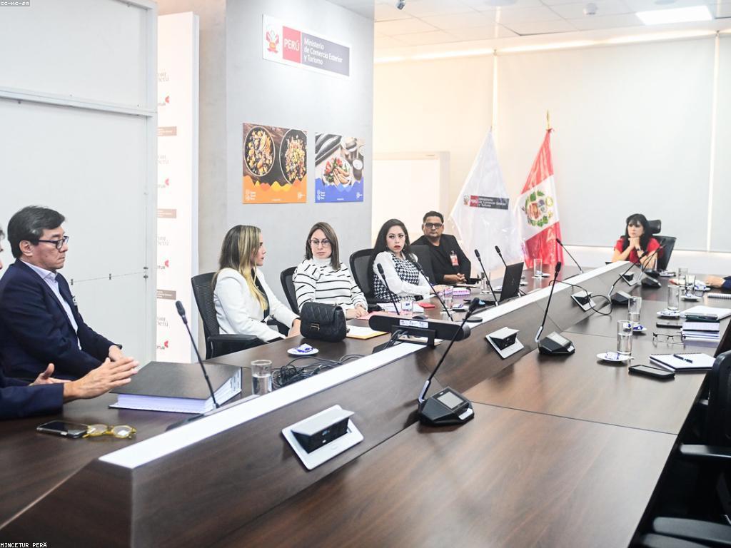 កាស៊ីណូអនឡាញជាមួយកាស៊ីណូផ្ទាល់